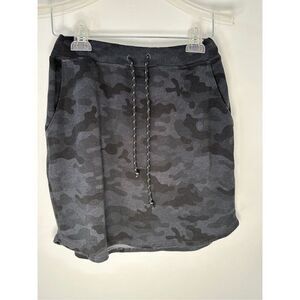 Sundry Evereve women’s black camo print pull on skirt stretchy size 1 #45-1378